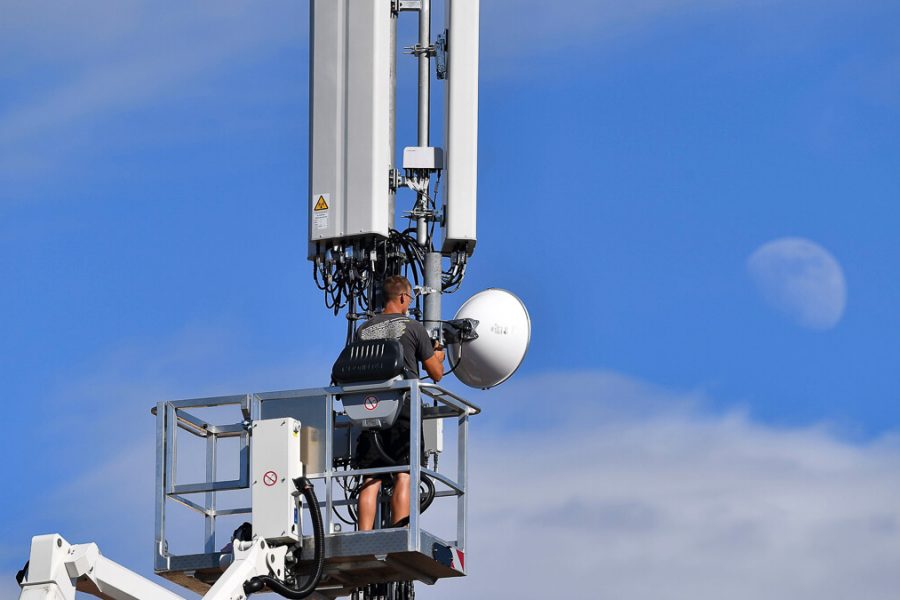 U.S. cell-tower climbers move to unionize