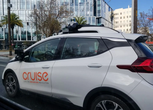 Cruise self-driving taxis updated to better interact with emergency vehicles